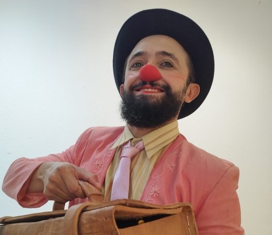 Inspirado na Literatura de Cordel e, com apresentações gratuitas, espetáculo de palhaçaria é apresentado em escolas públicas do Ceará