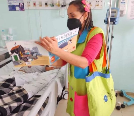 Contadores de histórias levam universo lúdico para dentro de hospitais e escolas municipais