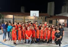Alberto Bial ministra aulão de basquete para alunos de projeto social na Estação da Luz