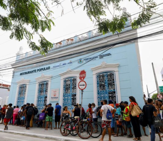 Restaurante Popular de Fortaleza passa a oferecer corte de cabelo e barba gratuitos, com prioridade para pessoas em situação de rua