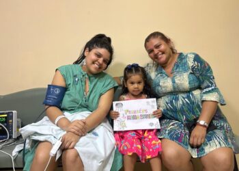 Família celebra aniversário de criança no Hospital para incluir irmã internada na UTI