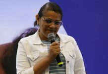 De enfermeira a paciente, profissional celebra superação em jornada contra o câncer