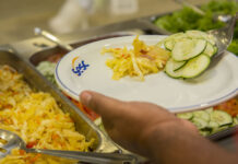 Restaurante Popular de Fortaleza passa a oferecer corte de cabelo gratuito e orientação profissional, com atendimento prioritário para pessoas em situação de rua