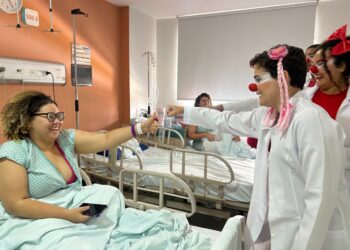 Palhaços voluntários promovem momento de humanização no Hospital Estadual Leonardo Da Vinci durante o mês das mães