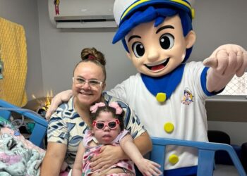 Um dia de alegria no hospital: personagem infantil encanta crianças durante internação