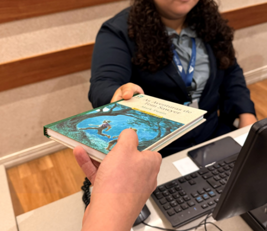 Campanha de doação de livros entra na reta final nos shoppings RioMar de Fortaleza