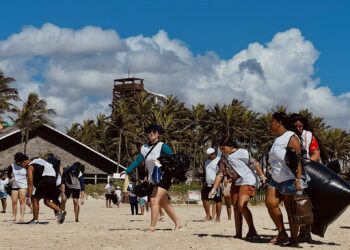 Beach Park reúne 500 voluntários e retira 750 kg de resíduos da praia do Porto das Dunas
