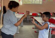 Dia Nacional dos Surdos: projeto ensina Libras a 150 estudantes em Itabuna