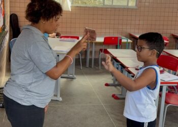 Dia Nacional dos Surdos: projeto ensina Libras a 150 estudantes em Itabuna