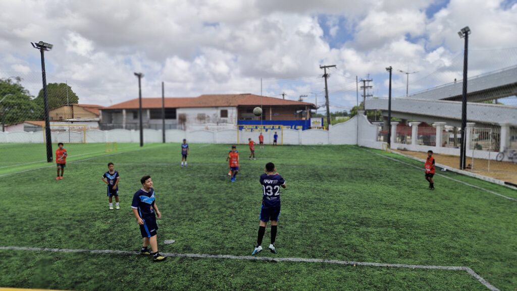 Alunos do Projeto Vida Esporte na quadra de futebol