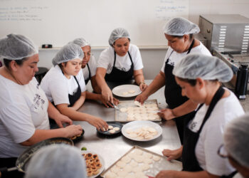 Feira da EDISCA apresenta produtos de mulheres capacitadas em culinária e artesanato