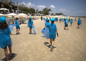 Mutirão de limpeza na Praia do Futuro reúne estudantes em ação de educação ambiental