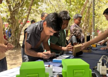 Projeto gratuito de tecnologia atende 60 estudantes indígenas Tapeba em Caucaia
